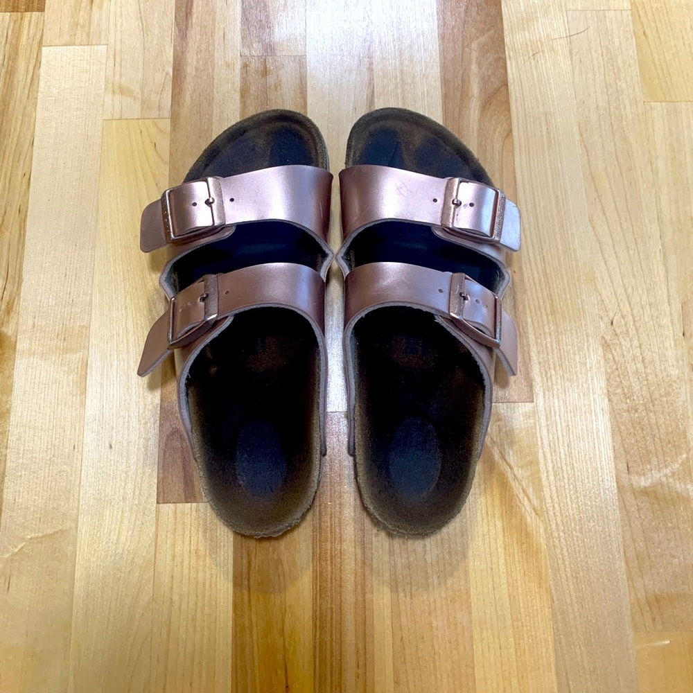 Girls rose gold Arizona Birkenstock Sandals size 33 (US 4)